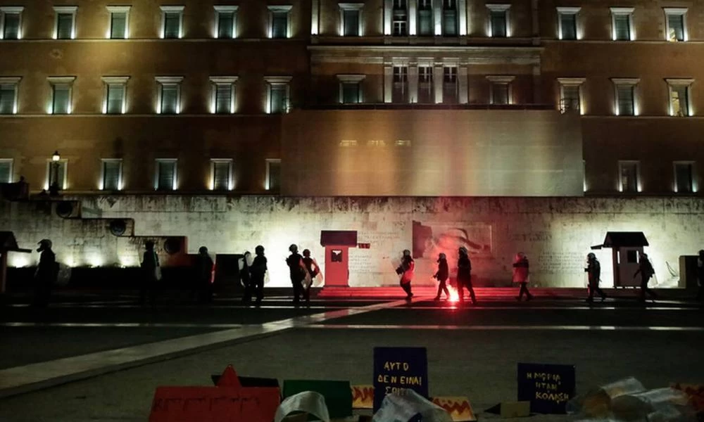 Ένταση έξω από τη Βουλή: Διαδήλωση στην Αθήνα για τη Μόρια